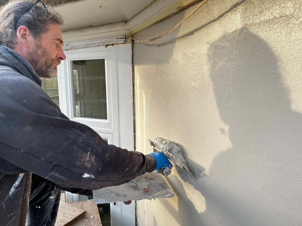 Wall fully covered with aerogel insulating lime plaster
