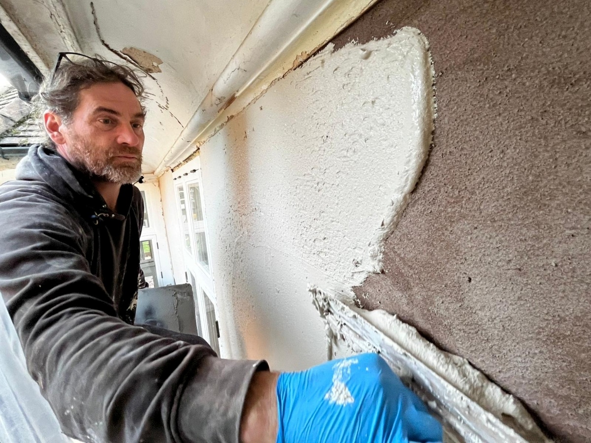 Rinzaffo MGN base coat and TermoRasante Aerogel MGN aerogel insulation layers visible during application